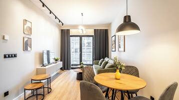 Apartamento City | Sala de estar | Una Smart TV