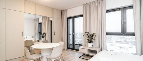 Studiosviitti, parveke | Silitysrauta/-lauta, ilmainen Wi-Fi