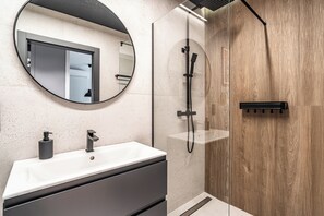 City Apartment | Bathroom | Hair dryer, towels, soap, shampoo - RentPlanet - Apartament Góreckiego 19 (Katowice)