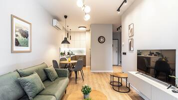 Apartamento City | Sala de estar | Una Smart TV