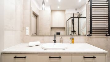 Studio Suite, Balcony | Bathroom