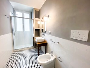 Dusche, Haartrockner, Handtücher