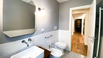 Douche, sèche-cheveux, serviettes fournies