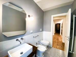 Douche, sèche-cheveux, serviettes fournies