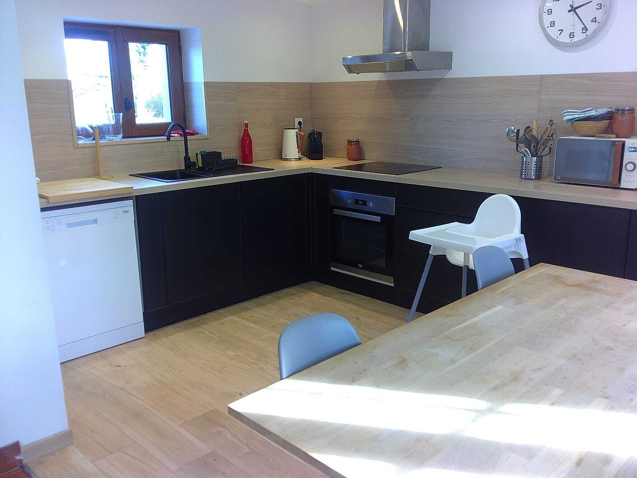 Réfrigérateur, four à micro-ondes, un four, surface de cuisson