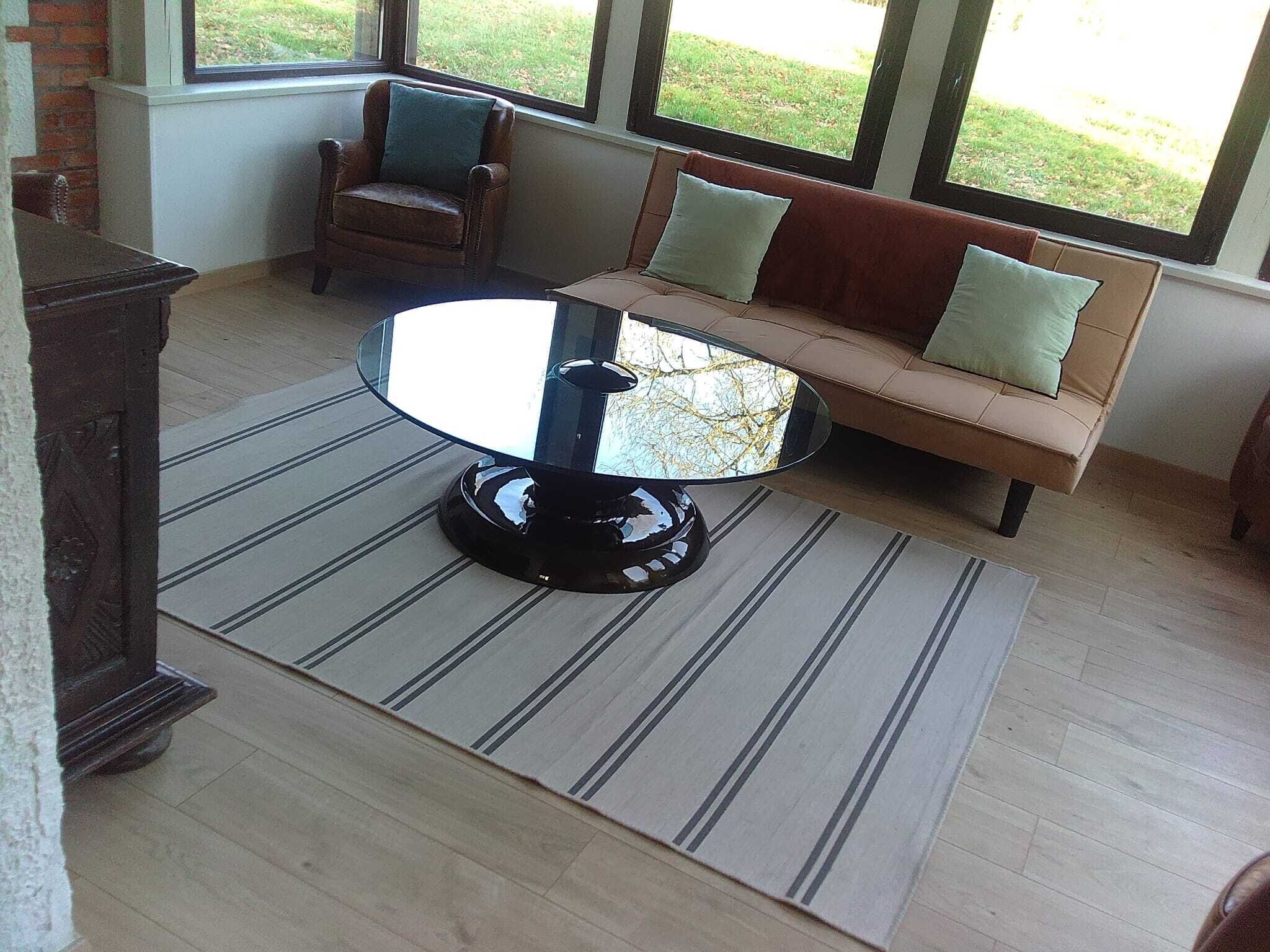 Smart-tv, een open haard, tafelvoetbal en een tafeltennistafel