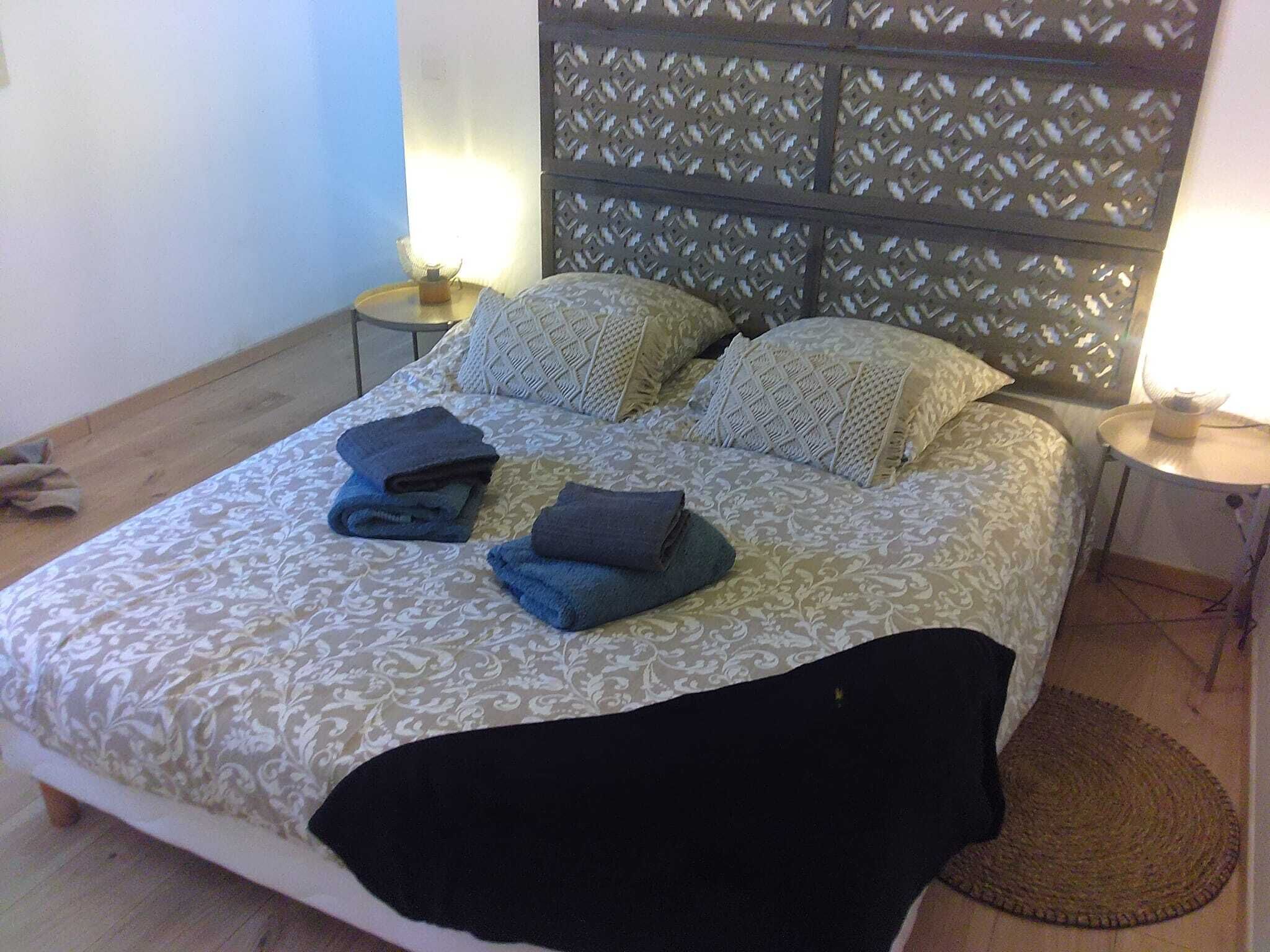 6 slaapkamers, een strijkplank/strijkijzer, reisbedje, gratis wifi