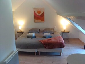 6 habitaciones, tabla de planchar con plancha y cuna de viaje