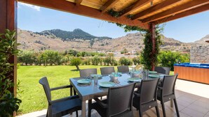 Outdoor dining - Haus in Kolympia mit Garten und Bergblick by Interhome (Archangelos)