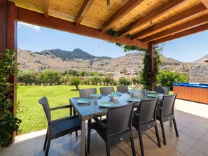 Outdoor dining - Haus in Kolympia mit Garten und Bergblick by Interhome (Archangelos)