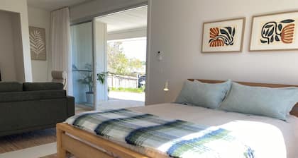 Suite Milton - Quiet stylish studio in the heart of town, ideal couples getaway.