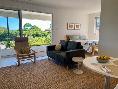 Suite Milton - Quiet stylish studio in the heart of town, ideal couples getaway.