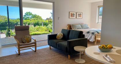 Suite Milton - Quiet stylish studio in the heart of town, ideal couples getaway.