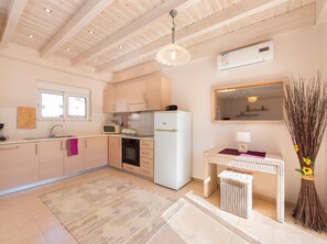 Refrigerador, microondas, horno y utensilios de cocina 