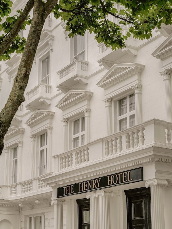 A building with a sign reading "The Henry Hotel". - Bob W London Hyde Park (London)