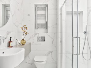 Shower, eco-friendly toiletries, hair dryer, towels - Bob W London Hyde Park (London)