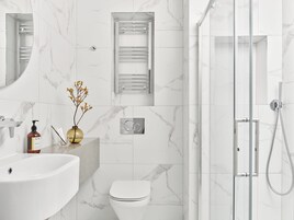 Ducha, artículos de tocador ecológicos, secador de pelo, toallas
