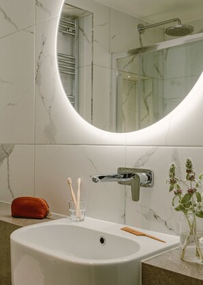 Shower, hair dryer, towels, soap - Bob W London - Leinster Gardens (London)