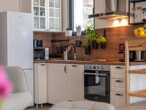 Kühlschrank, Mikrowelle, Ofen, Geschirrspüler