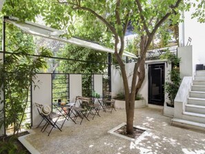 Outdoor dining - Studio "Purple Heart" mit Terrasse by Interhome (Athen)