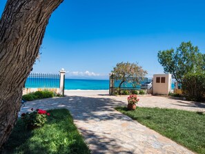 Property grounds - Eine unabhängige, voll ausgestattete Wohnung direkt am Meer. by Interhome (Aj. Nikitas)