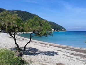 Beach - Eine unabhängige, voll ausgestattete Wohnung direkt am Meer. by Interhome (Aj. Nikitas)