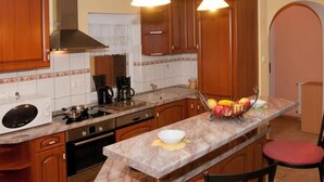 Refrigerador, microondas, lavavajillas y utensilios de cocina 