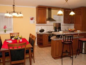 Dining - Hochwertiges Ferienhaus Steffi mit Terrasse by Interhome (Balatonbereny)