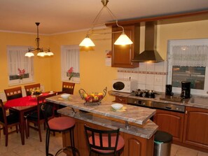 Kühlschrank, Mikrowelle, Geschirrspüler, Kochgeschirr/Geschirr/Besteck