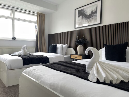 Stylish Woodhouse Home Near Leeds – Sleeps Ten with Parking Included