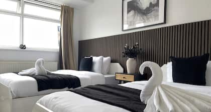 Stylish Woodhouse Home Near Leeds – Sleeps Ten with Parking Included
