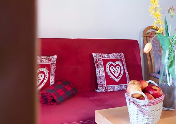 Interior - Apartment 'Lechnerhof Appartement Alpenrose' with Mountain View, Shared Terrace and Wi-Fi (Schenna)