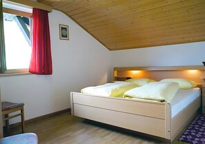 1 bedroom, WiFi - Apartment 'Lechnerhof Appartement Alpenrose' with Mountain View, Shared Terrace and Wi-Fi (Schenna)