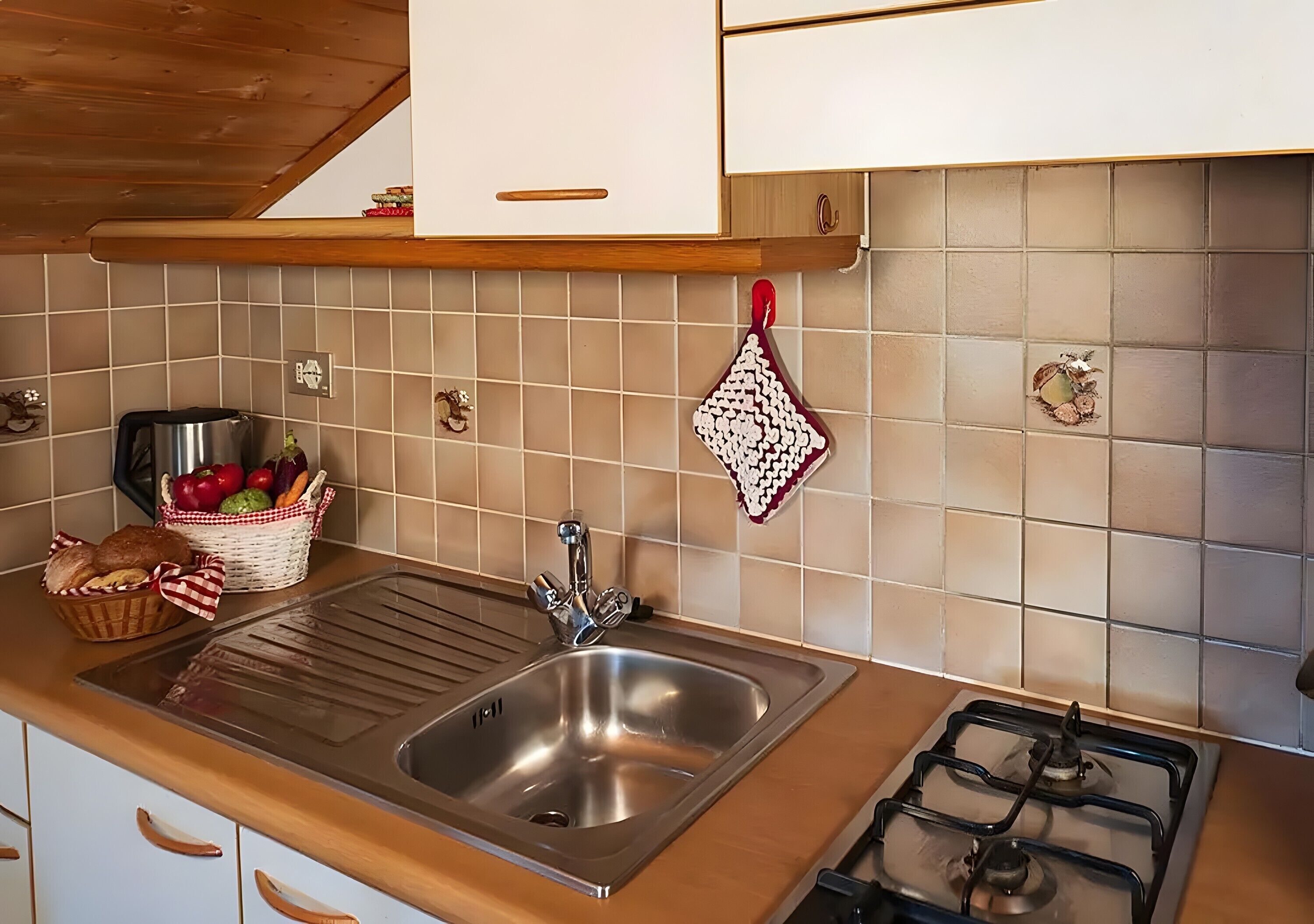 Frigorifero, microonde, piano cottura, macchina per tè/caffè