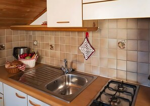 Refrigerador, microondas, parrilla de estufa y cafetera y tetera 