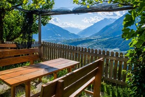 Outdoor dining - Apartment 'Lechnerhof Edelweiß' with Mountain View, Shared Terrace and Wi-Fi (Schenna)