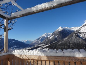 Property grounds - Apartment 'Lechnerhof Appartement Enzian' with Mountain View, Private Terrace and Wi-Fi (Schenna)