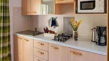 Kühlschrank, Mikrowelle, Herdplatte, Wasserkocher mit Kaffee-/Teezubehör