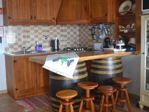 Kühlschrank, Mikrowelle, Ofen, Kochgeschirr/Geschirr/Besteck