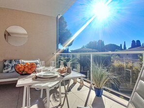 Outdoor dining - Les Terrasses d'Azur by Interhome (Sanary sur Mer)