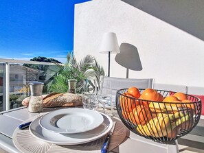 Outdoor dining - Les Terrasses d'Azur by Interhome (Sanary sur Mer)