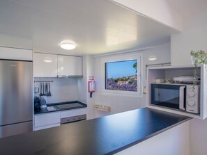 Fridge, microwave, oven, cookware/dishes/utensils - "Sunny II" mit Whirlpool by Interhome (Madeira/Funchal)