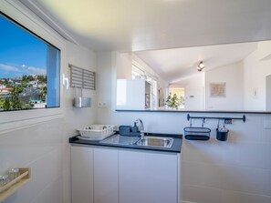 Fridge, microwave, oven, cookware/dishes/utensils - "Sunny II" mit Whirlpool by Interhome (Madeira/Funchal)