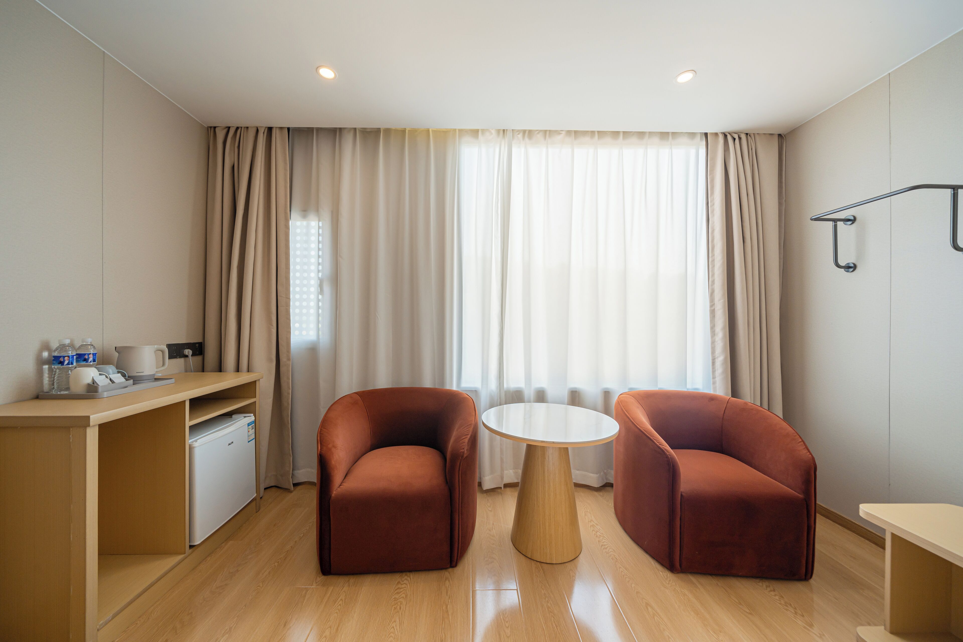 Espacio para trabajar con laptop y wifi gratis 