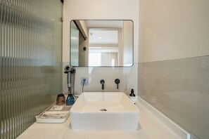 Superior Double Room, Courtyard View | Bathroom - MEI DI DU JIA HOTEL (Shanghai)