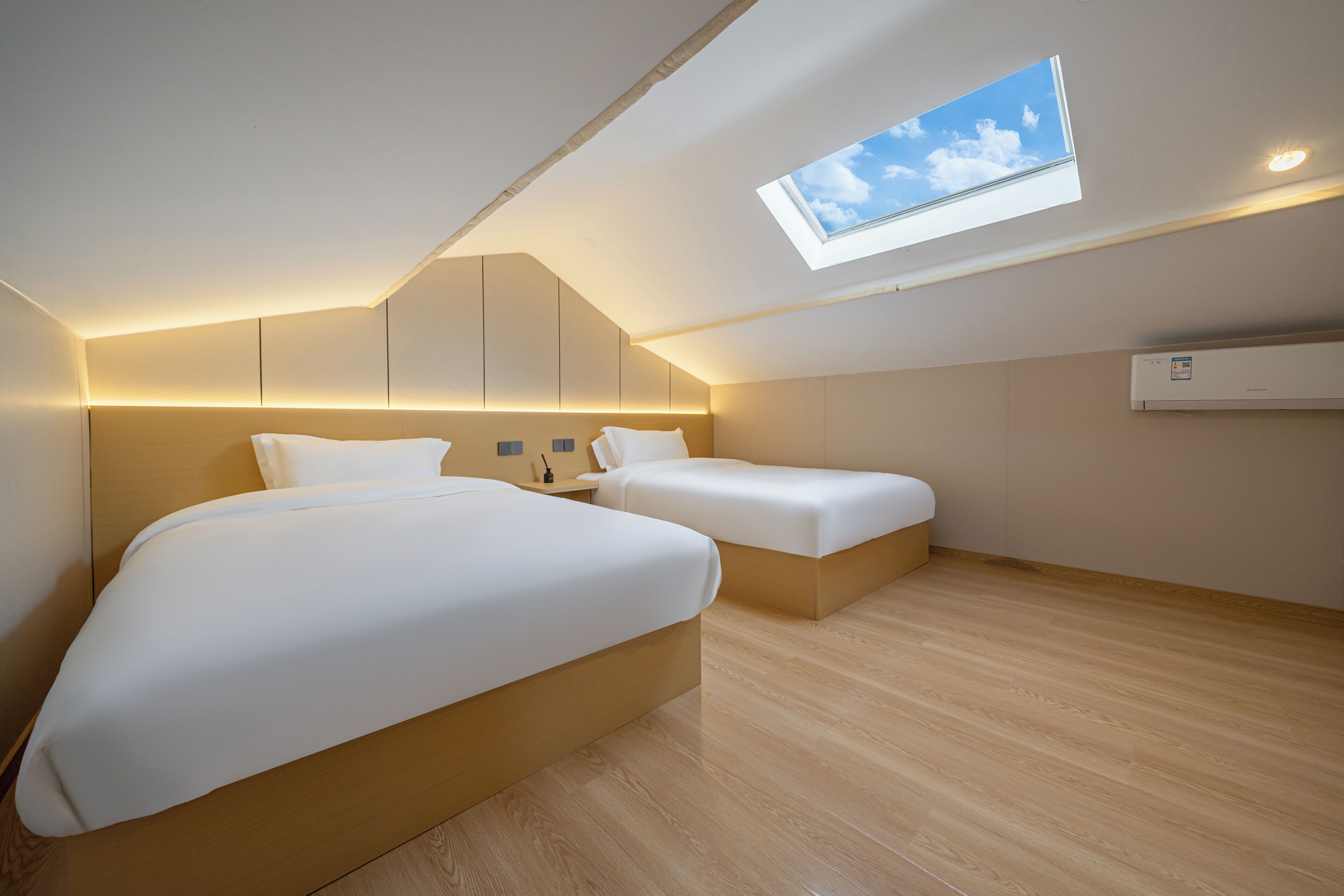 Espacio para trabajar con laptop y wifi gratis 