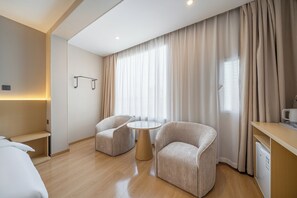 Espacio para trabajar con laptop y wifi gratis 