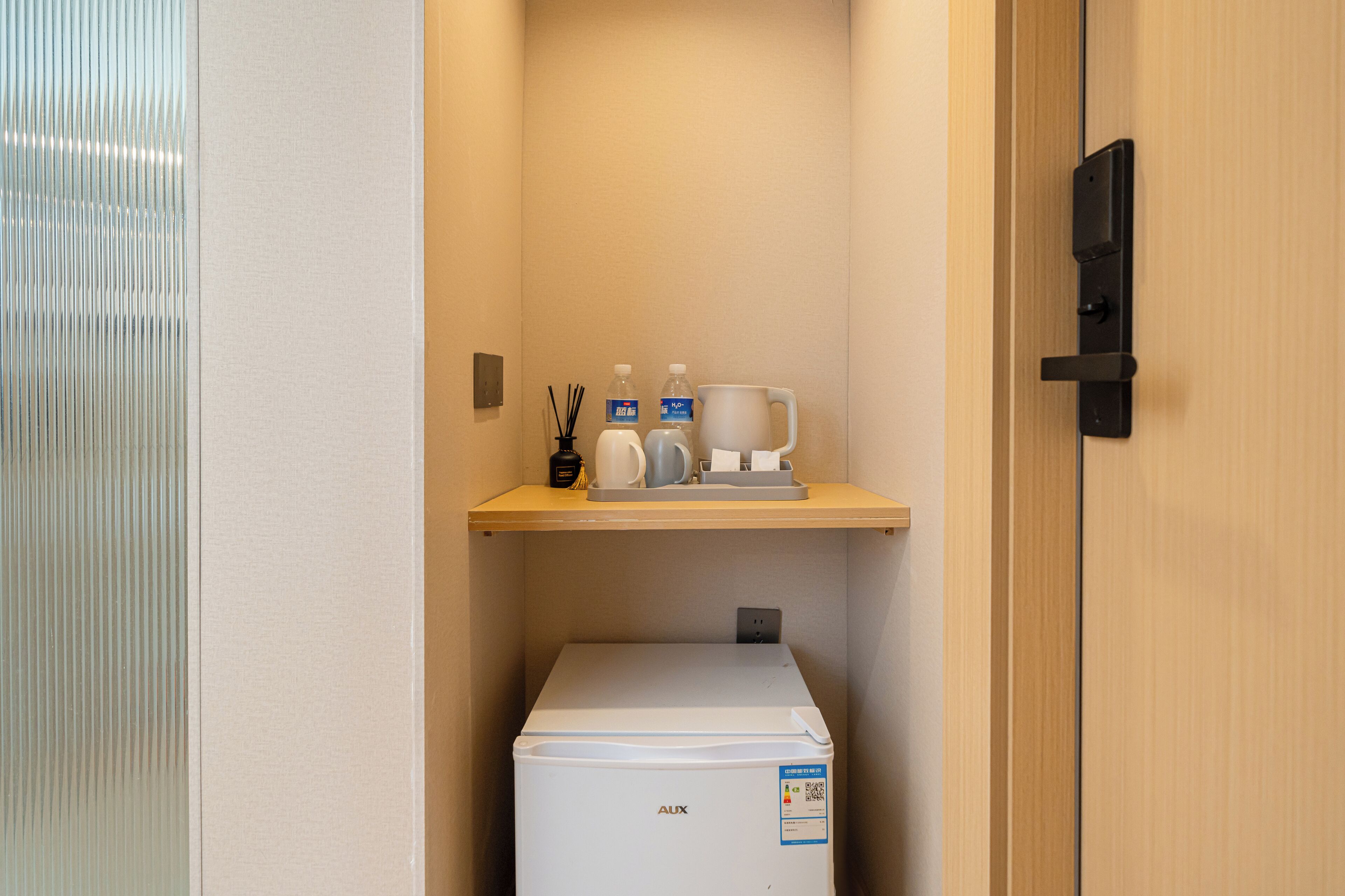 Espacio para trabajar con laptop y wifi gratis 