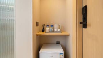 Suite familiar, vista al patio | Espacio para trabajar con laptop y wifi gratis