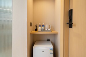 Espacio para trabajar con laptop y wifi gratis 